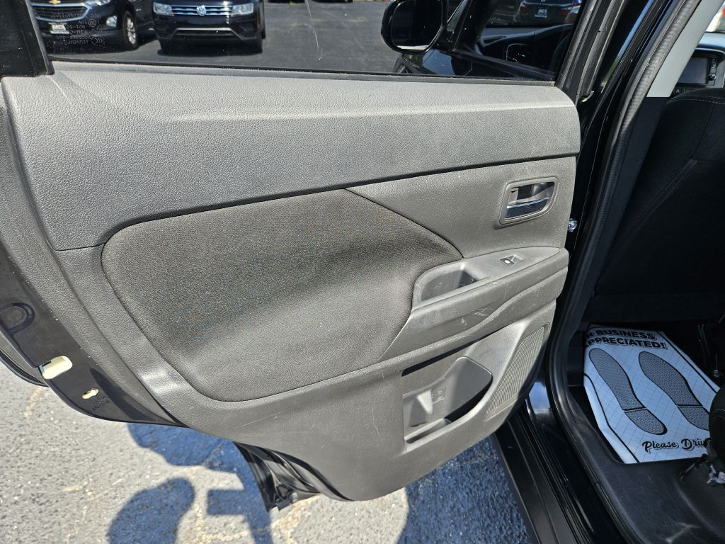 2018 Mitsubishi Outlander ES photo 29