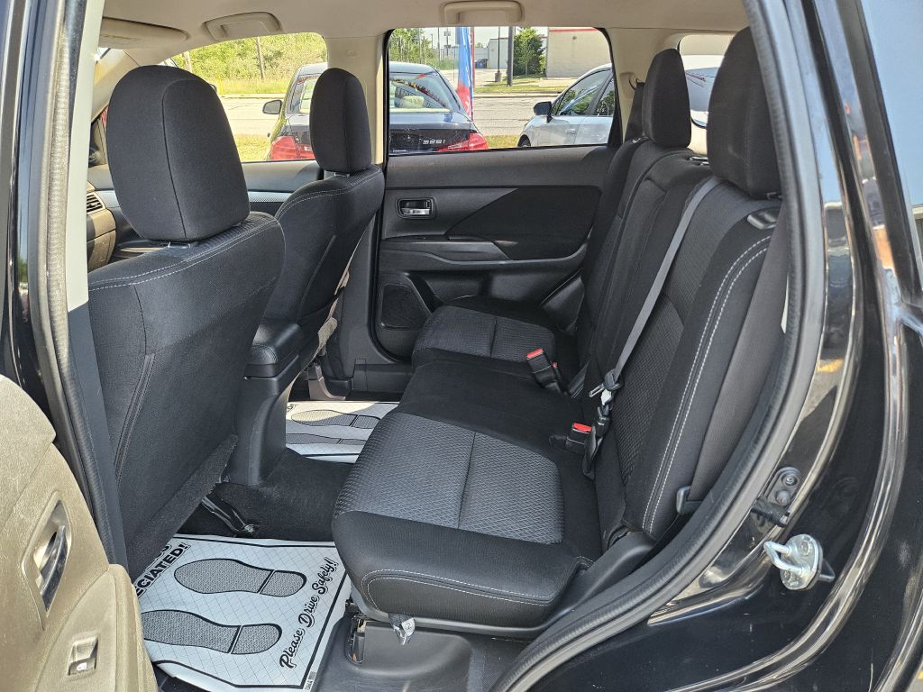 2018 Mitsubishi Outlander ES photo 30