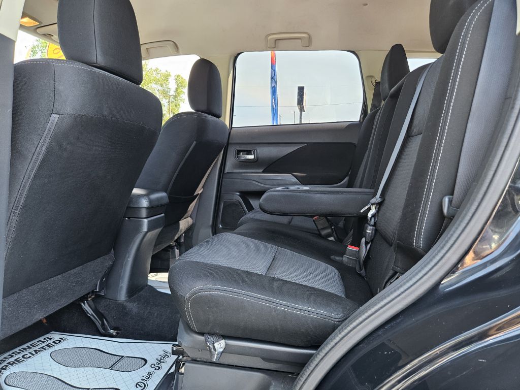 2018 Mitsubishi Outlander ES photo 31