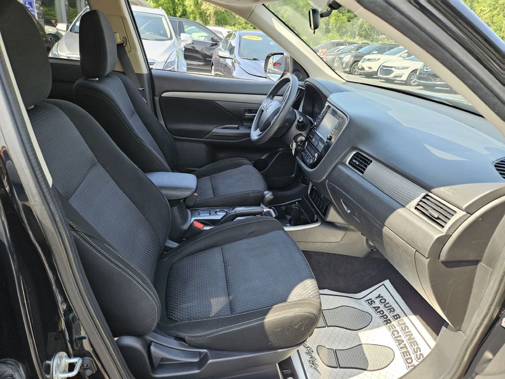 2018 Mitsubishi Outlander ES photo 34