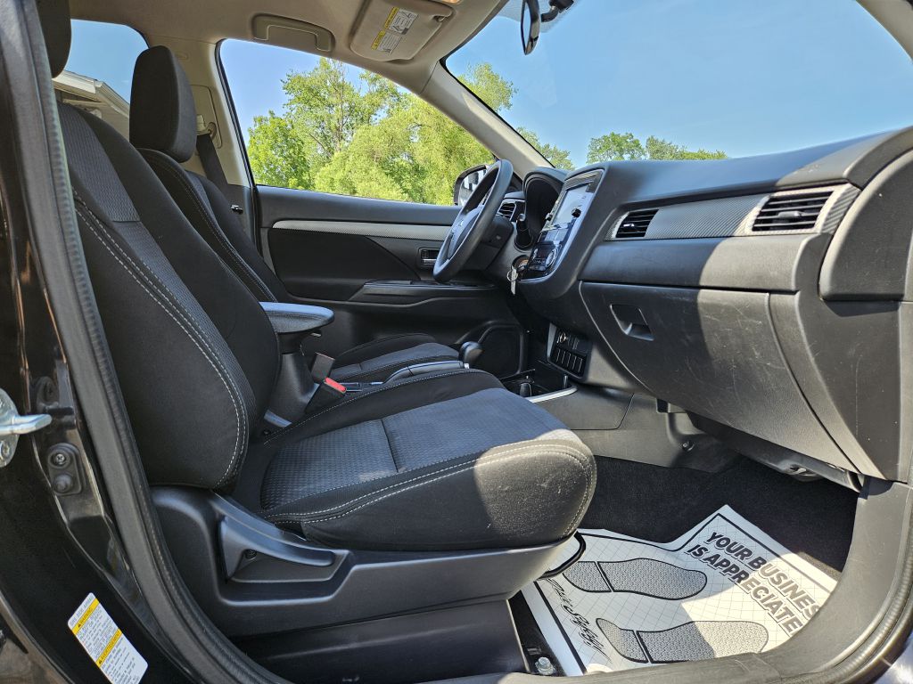 2018 Mitsubishi Outlander ES photo 35