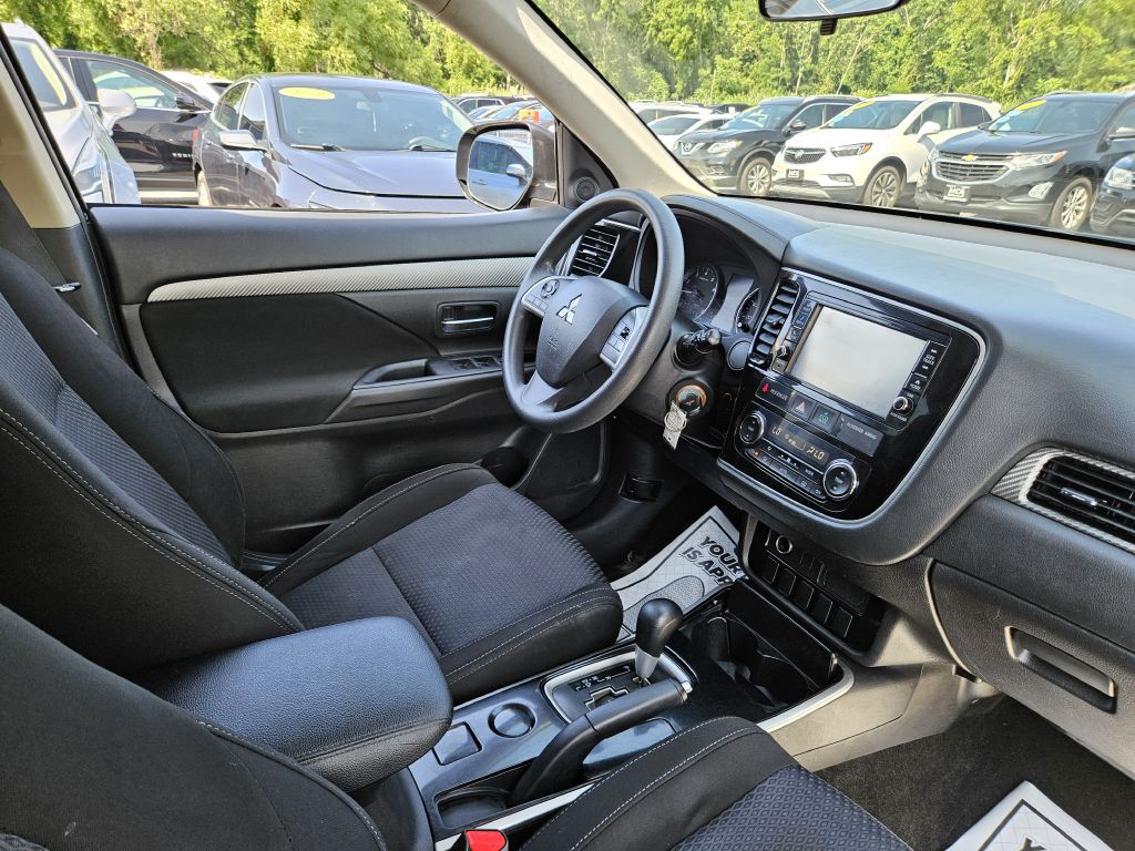2018 Mitsubishi Outlander ES photo 36