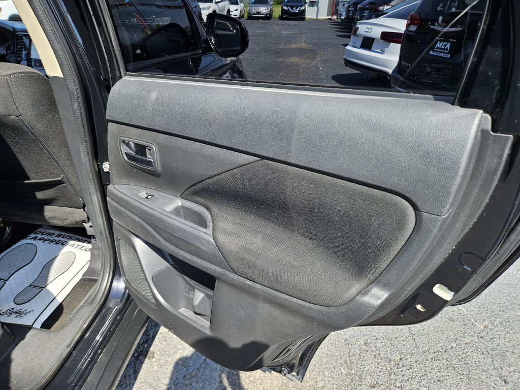 2018 Mitsubishi Outlander ES photo 37
