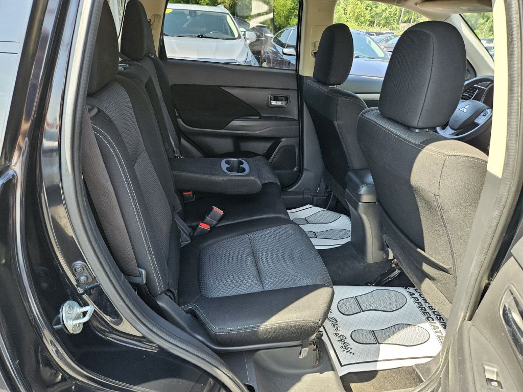 2018 Mitsubishi Outlander ES photo 38