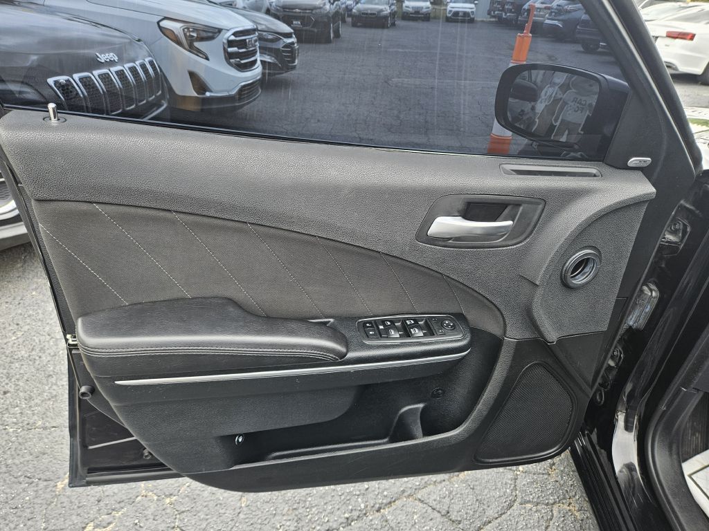 2018 Dodge Charger SXT Plus photo 18