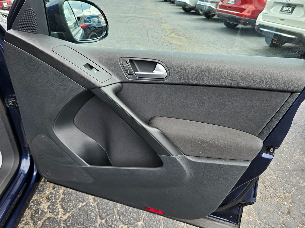 2013 Volkswagen Tiguan S photo 37