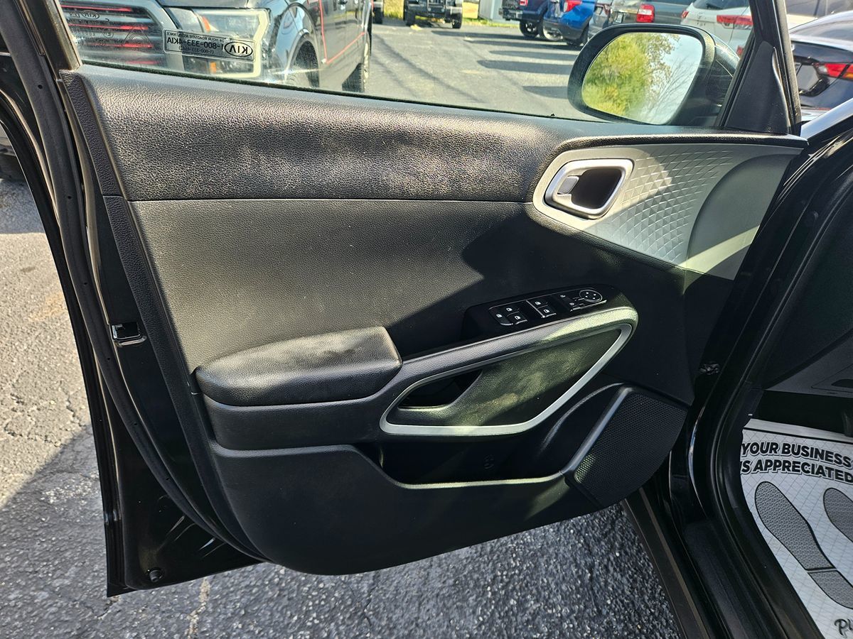 2021 Kia Soul LX - Photo 18