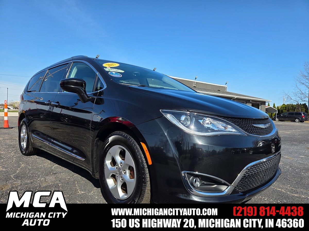 2017 Chrysler Pacifica Touring-L Plus's photo