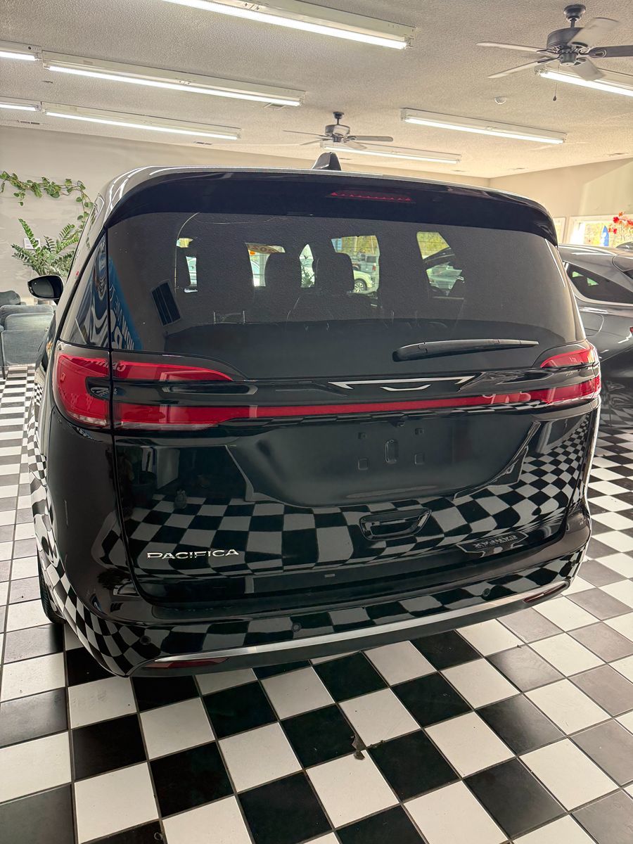 Photo 5 of this Chrysler Pacifica