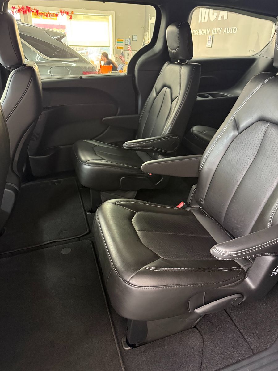 Photo 7 of this Chrysler Pacifica