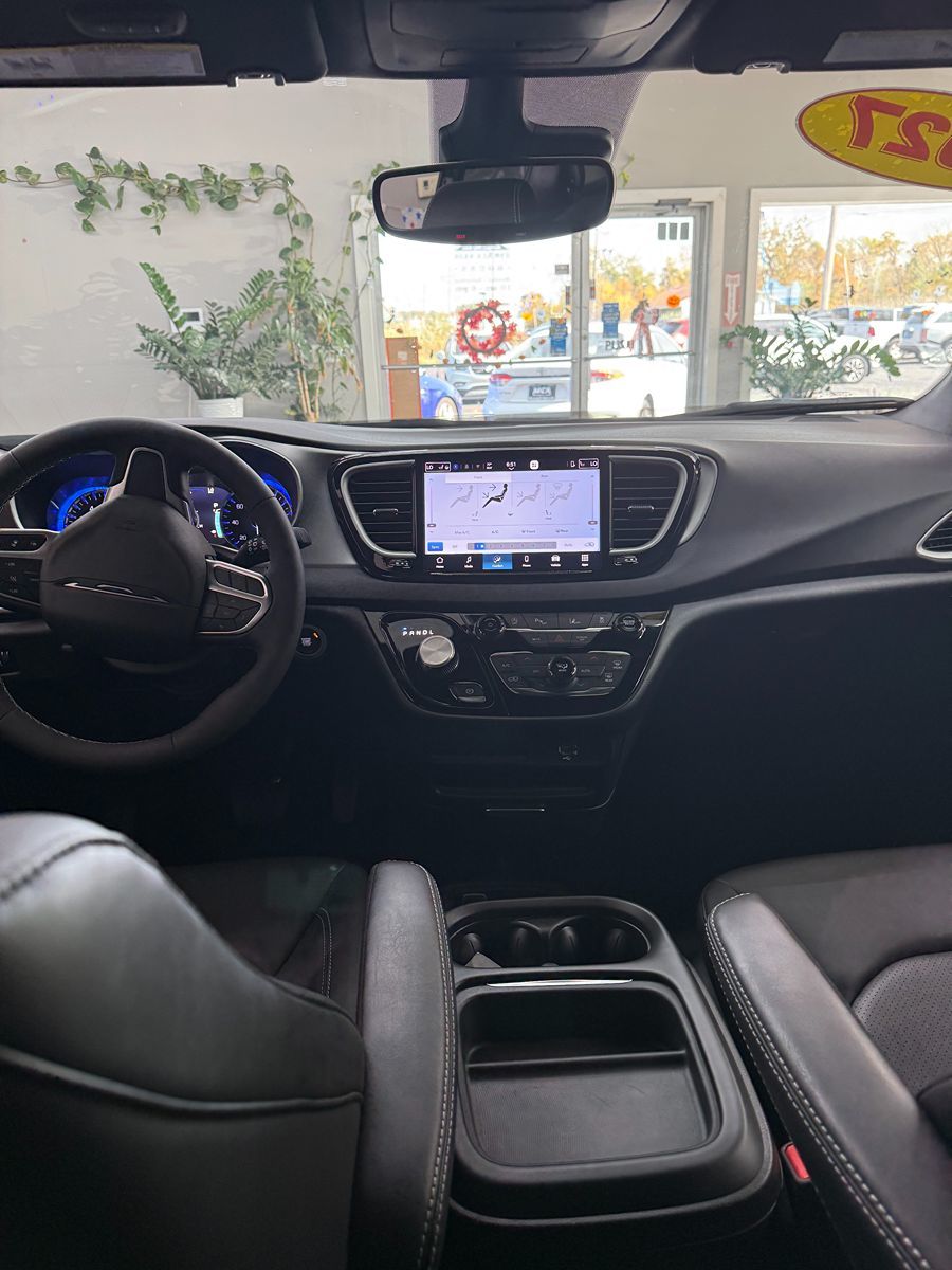 Photo 8 of this Chrysler Pacifica