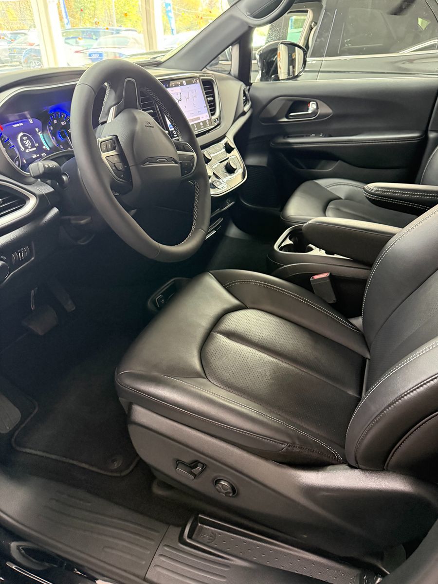 Photo 9 of this Chrysler Pacifica