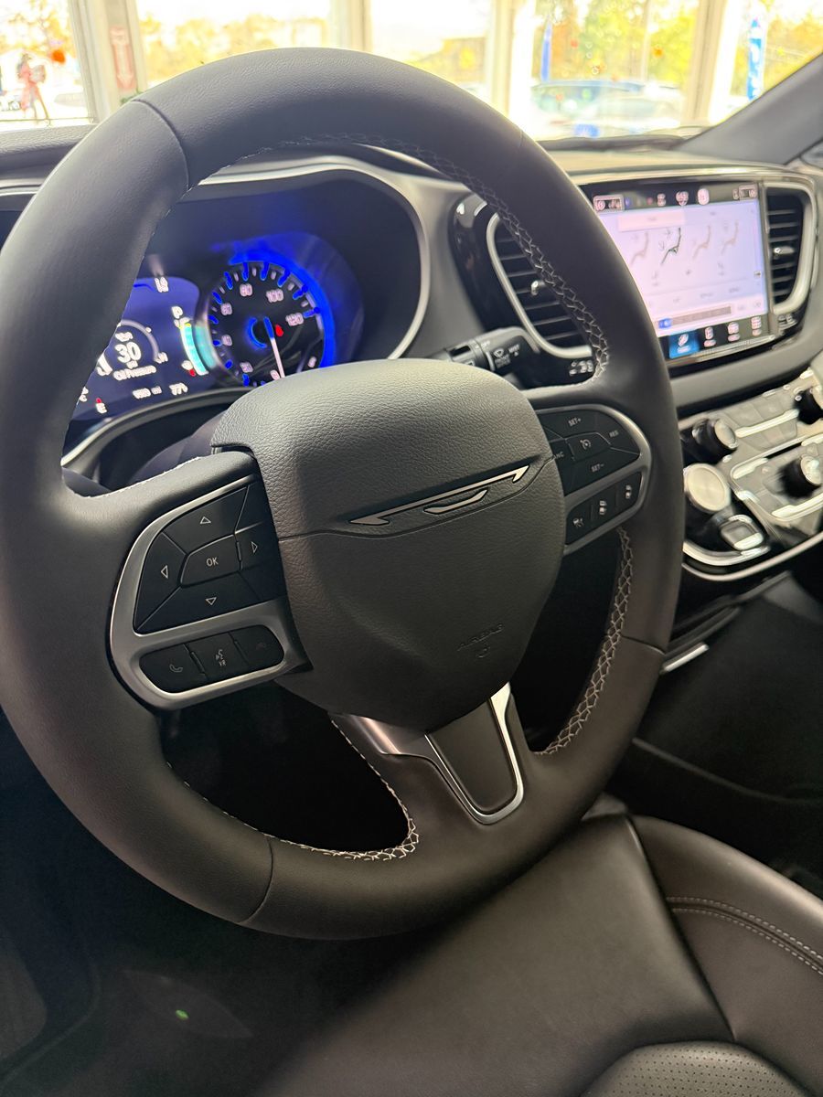 Photo 14 of this Chrysler Pacifica