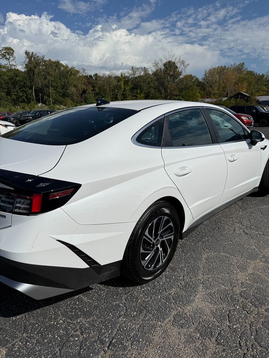 Photo 3 of this Hyundai Sonata Hybrid