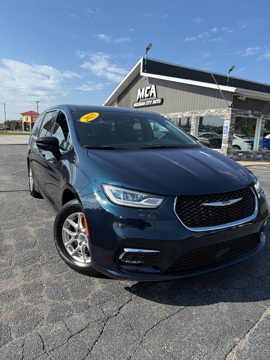 Photo 3 of this Chrysler Pacifica