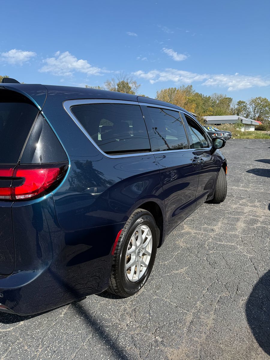 Photo 5 of this Chrysler Pacifica