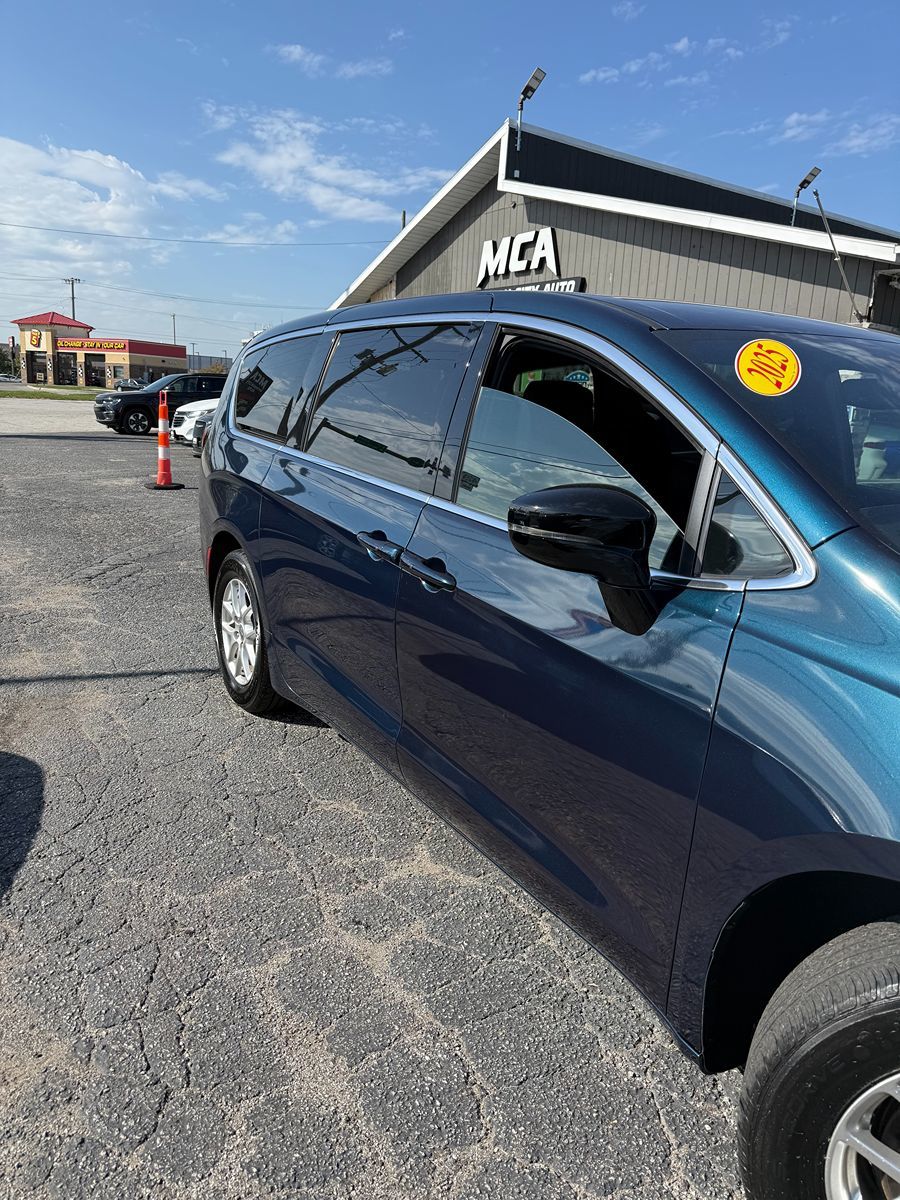 Photo 4 of this Chrysler Pacifica