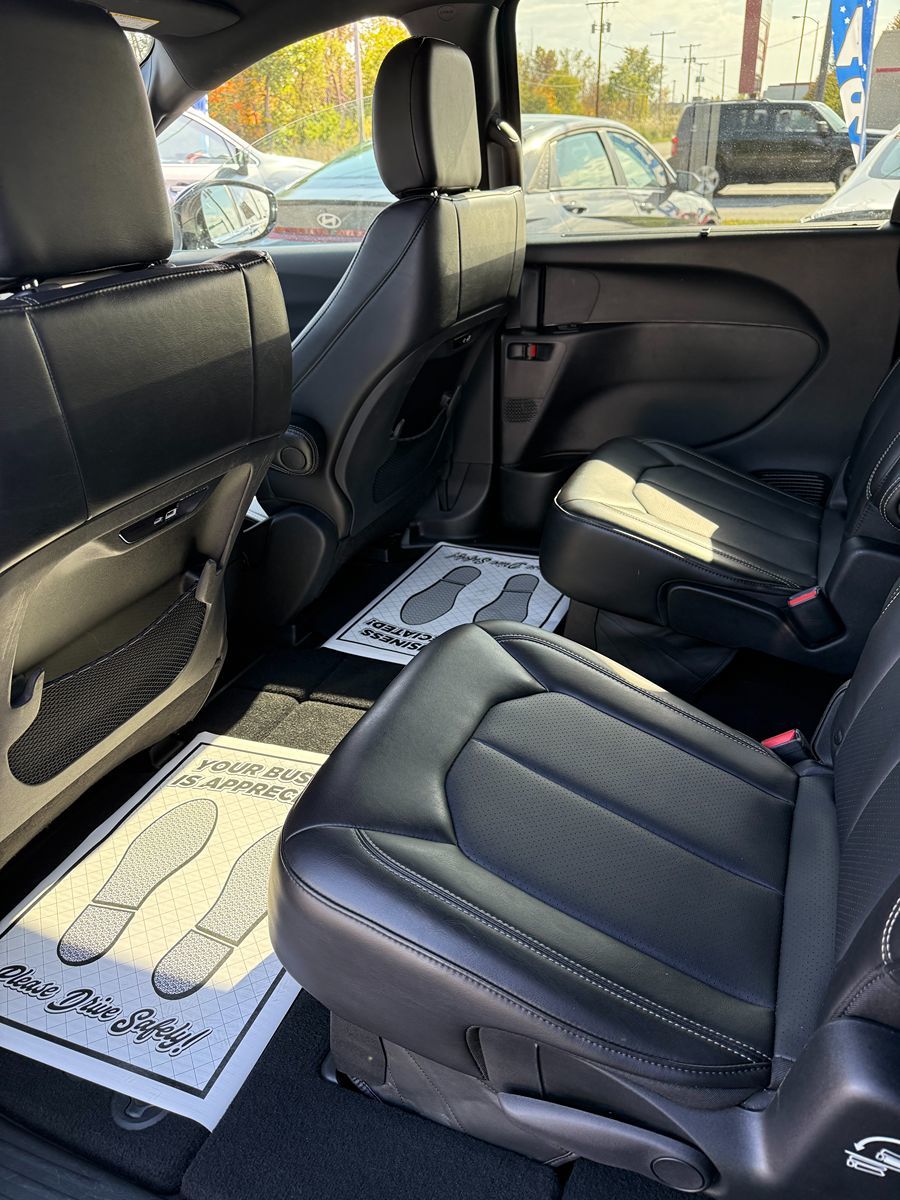 Photo 8 of this Chrysler Pacifica