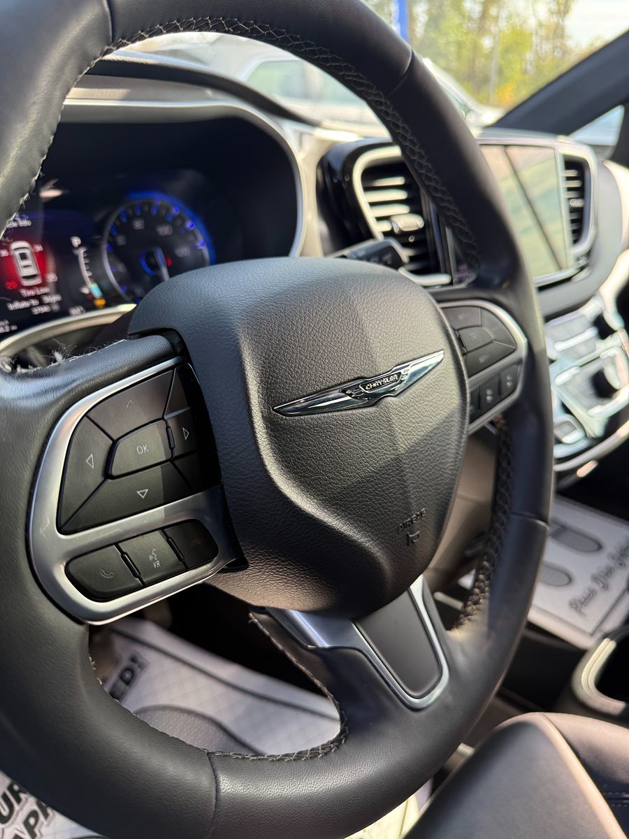 Photo 12 of this Chrysler Pacifica