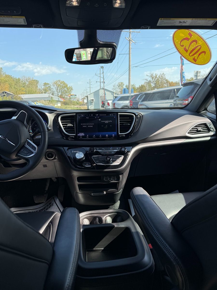 Photo 10 of this Chrysler Pacifica