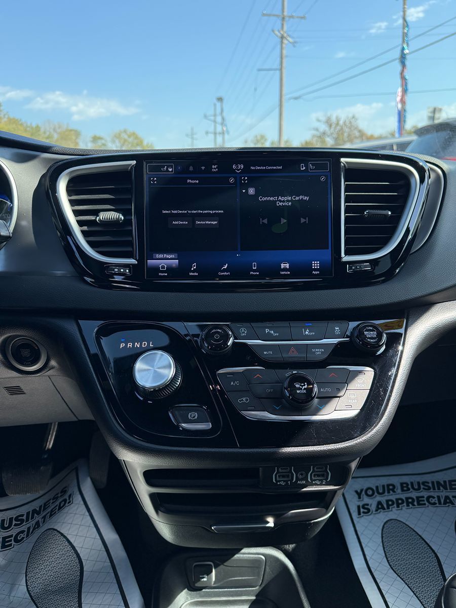 Photo 11 of this Chrysler Pacifica