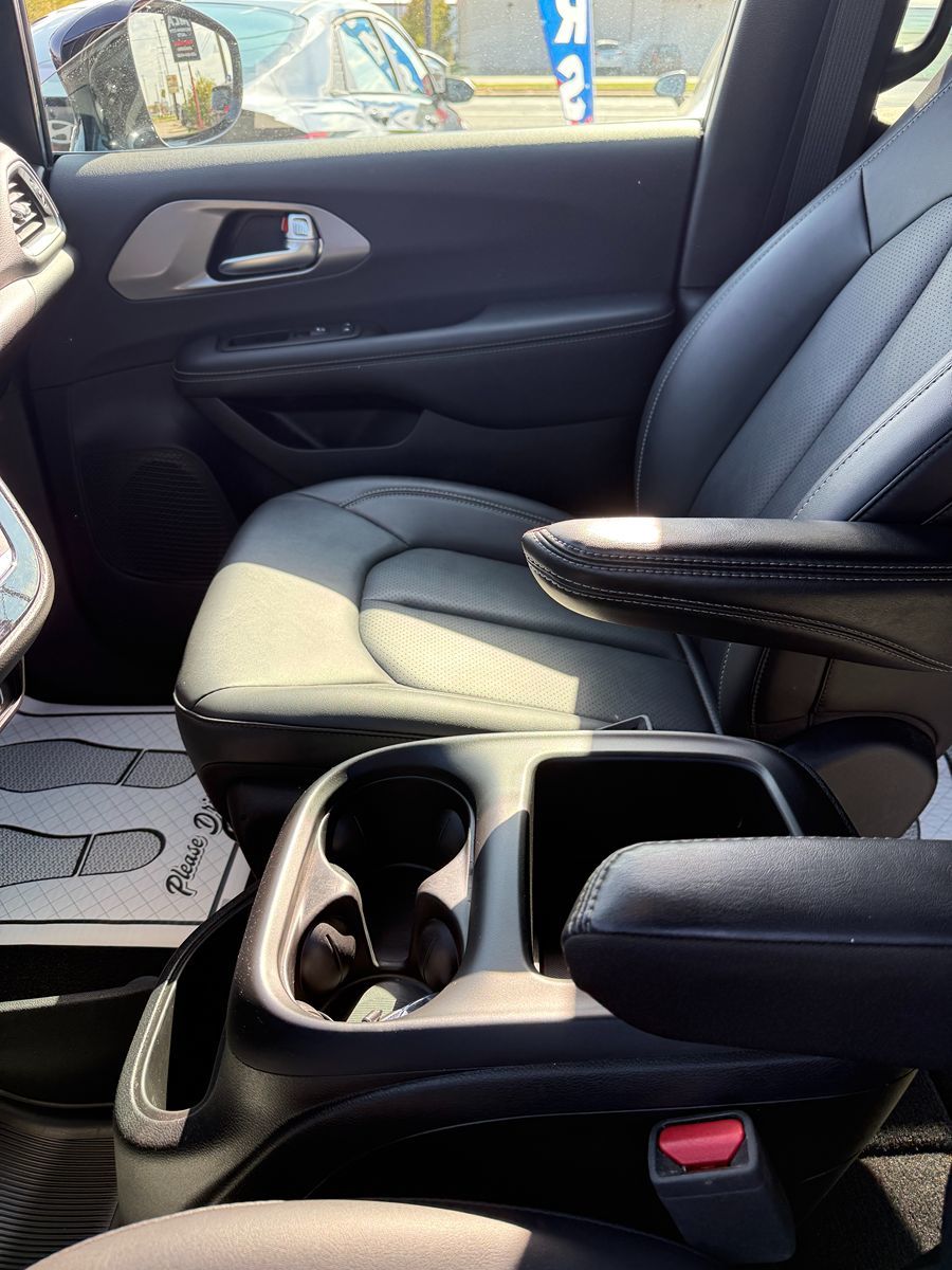 Photo 17 of this Chrysler Pacifica