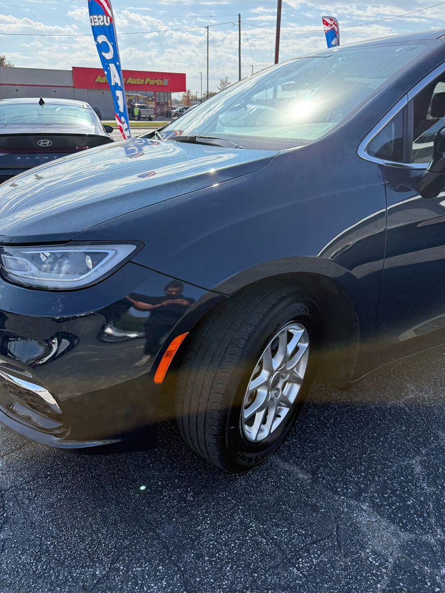 Photo 19 of this Chrysler Pacifica