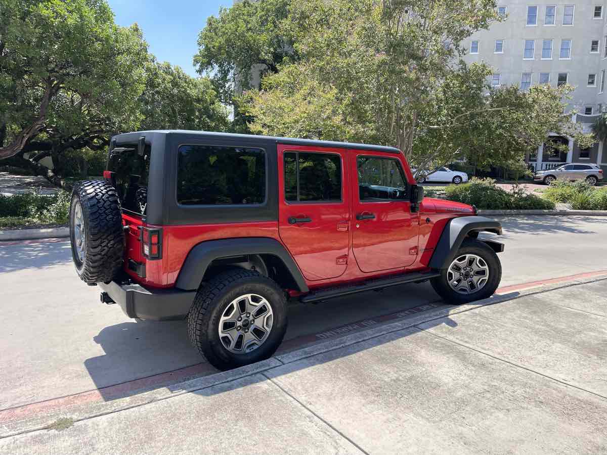2014 Jeep Wrangler Unlimited Rubicon photo 2