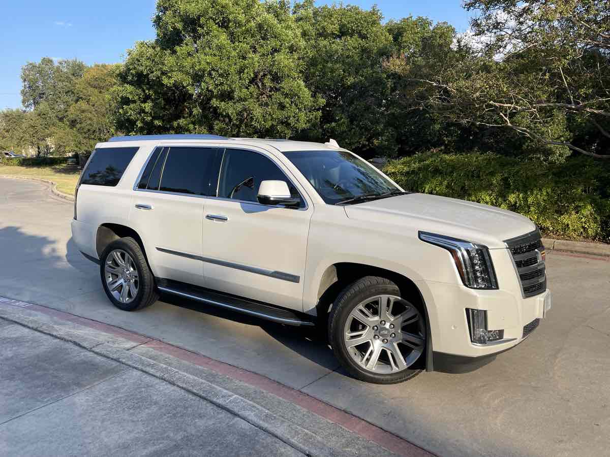 2019 Cadillac Escalade Luxury photo 3