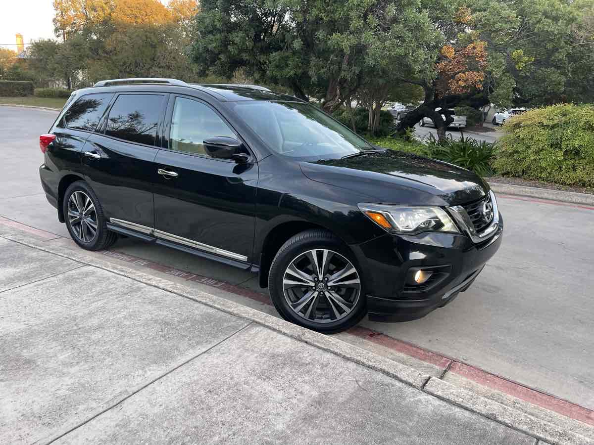 2018 Nissan Pathfinder Platinum photo 2