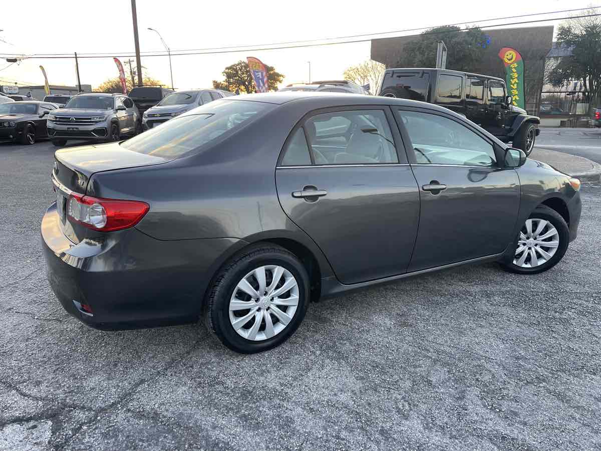2013 Toyota Corolla L - Photo 2