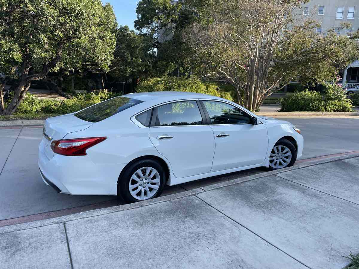 Photo 2 of this Nissan Altima