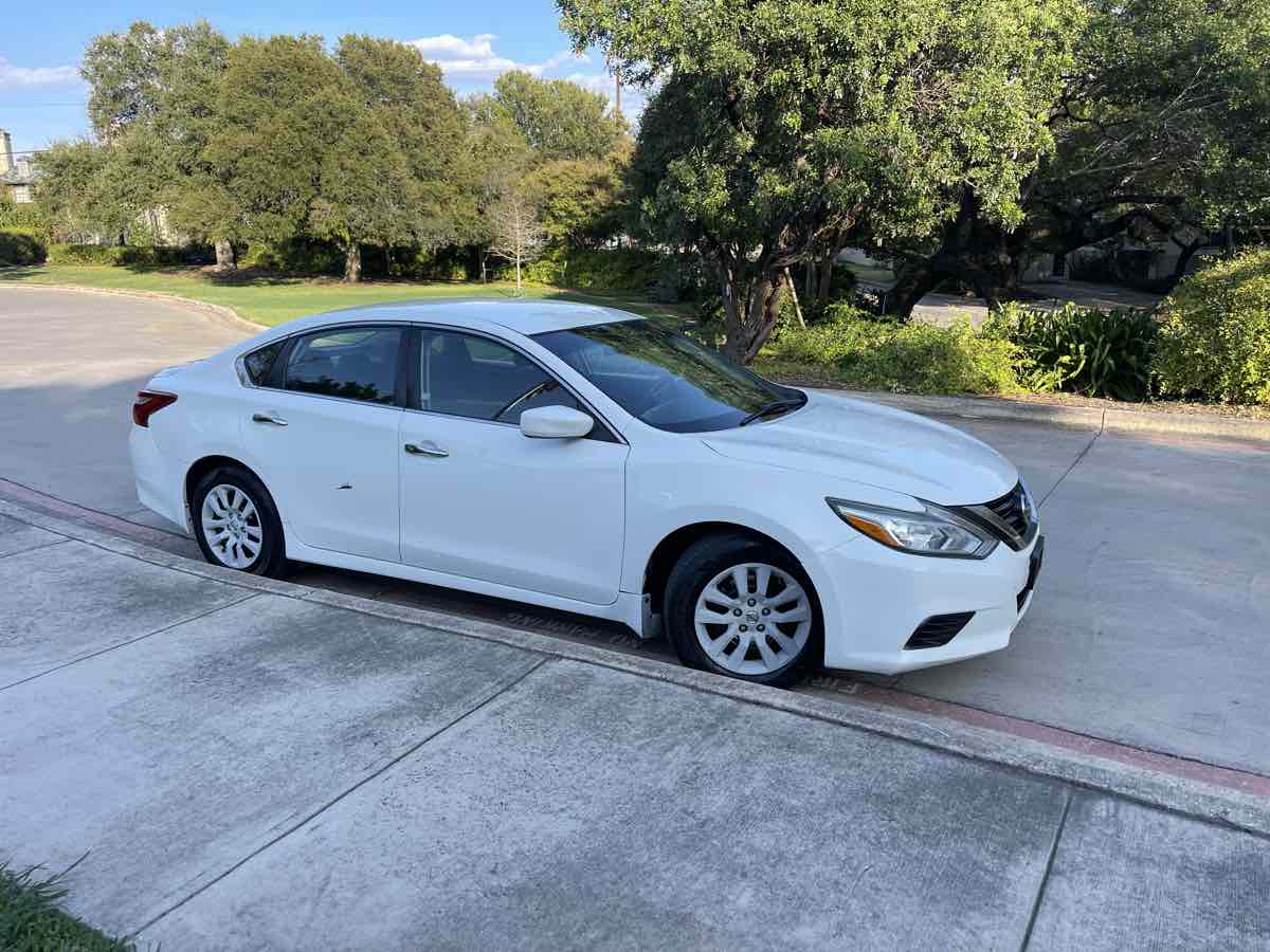 Photo 3 of this Nissan Altima