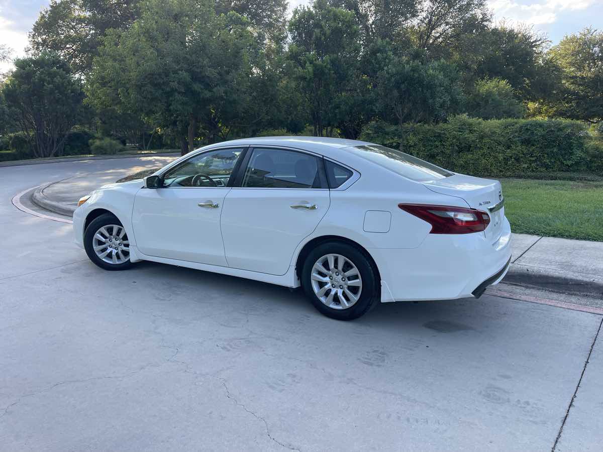 Photo 4 of this Nissan Altima