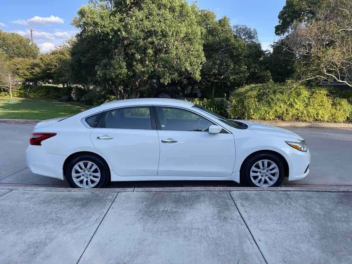 Photo 7 of this Nissan Altima