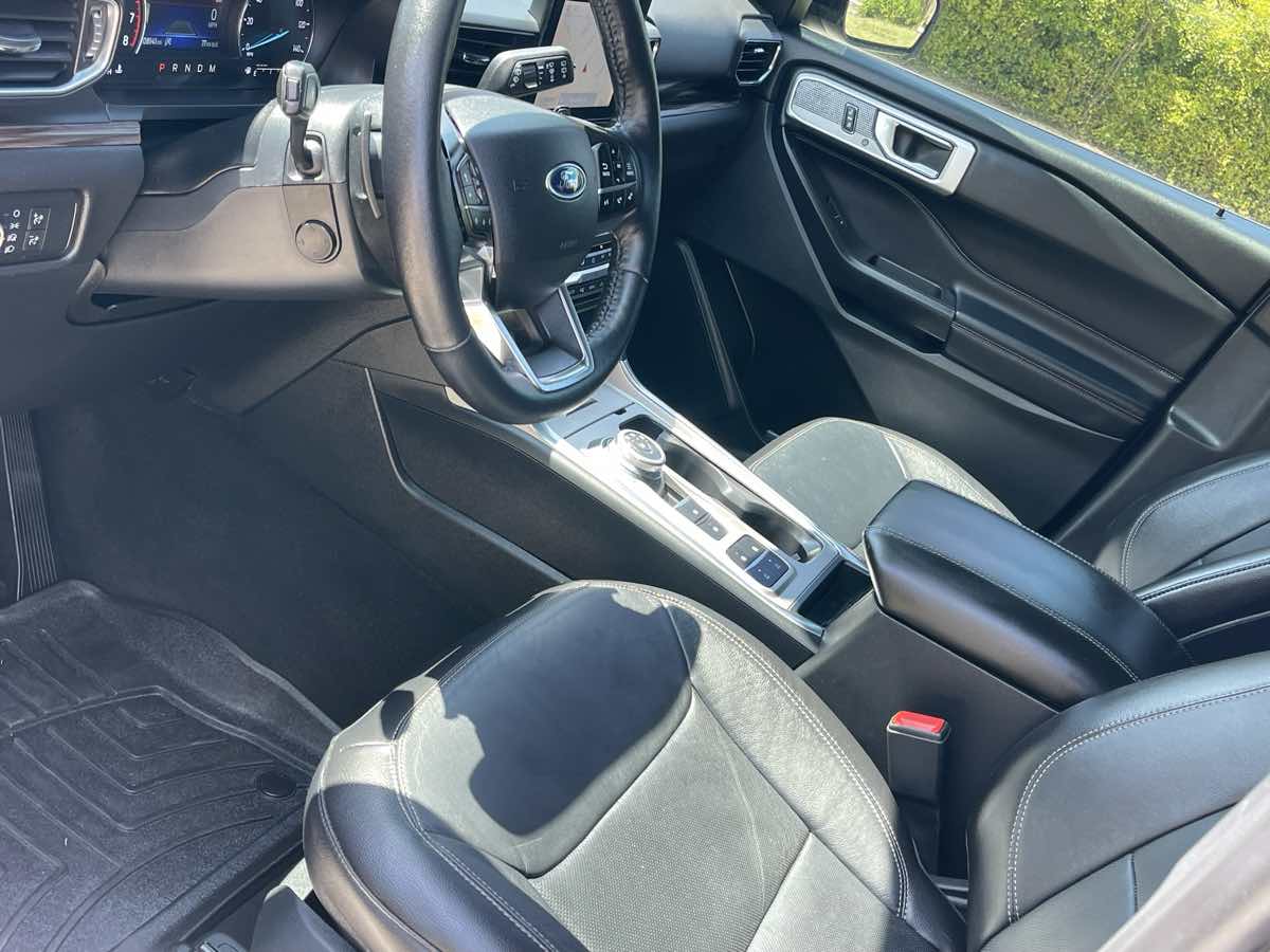 Photo 23 of this Ford Explorer