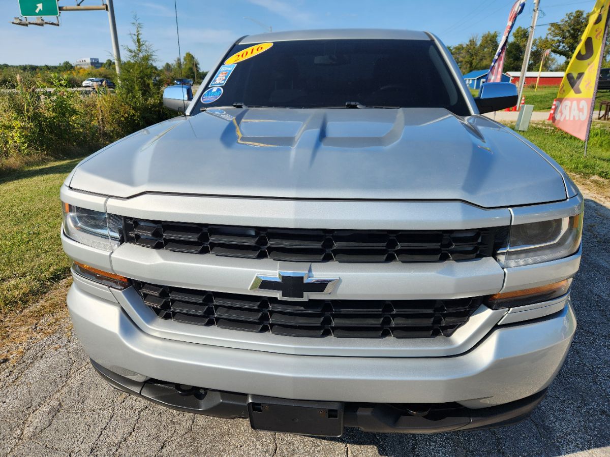2016 Chevrolet Silverado 1500 Custom photo 2