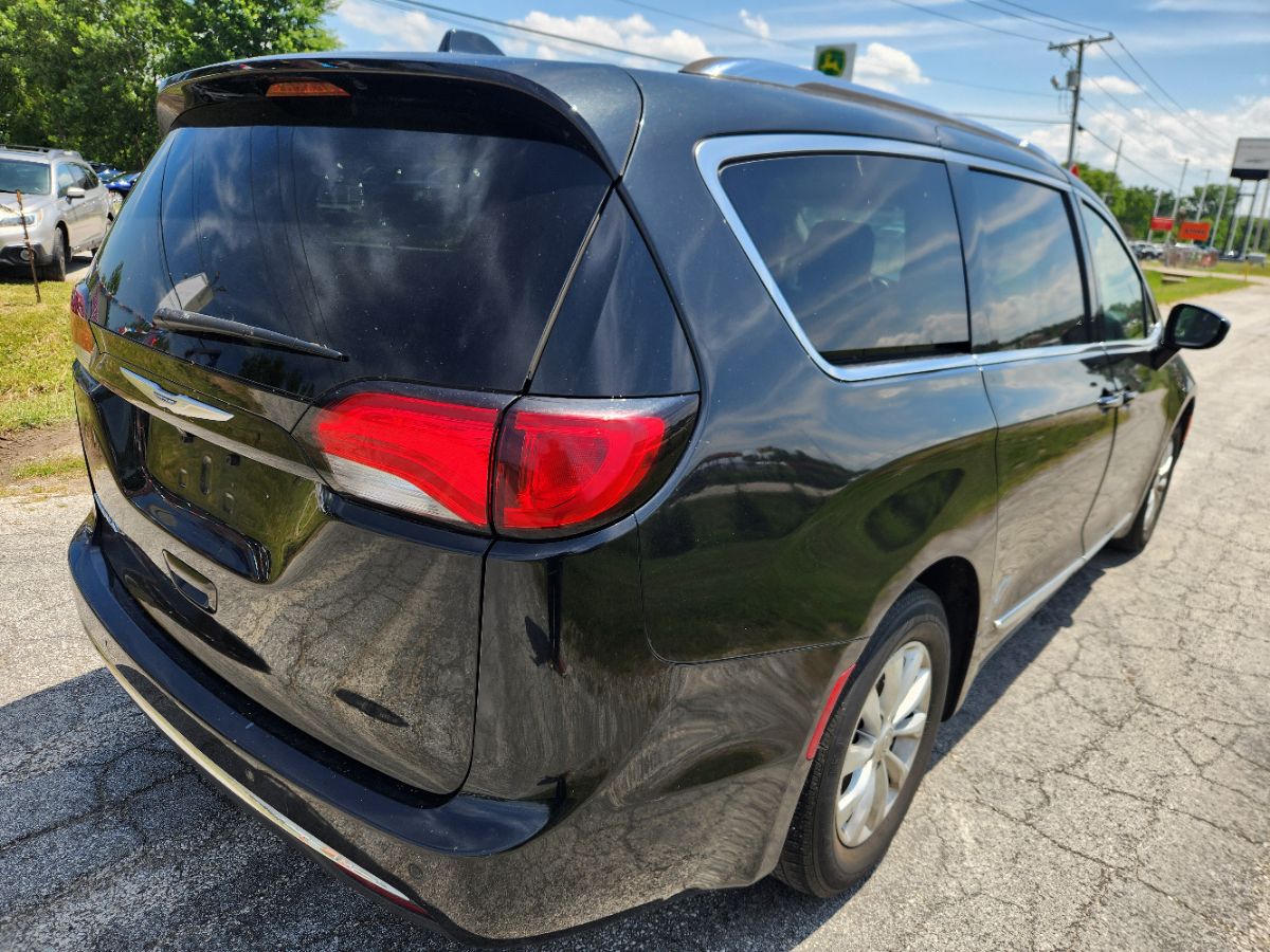 2018 Chrysler Pacifica Touring L photo 8
