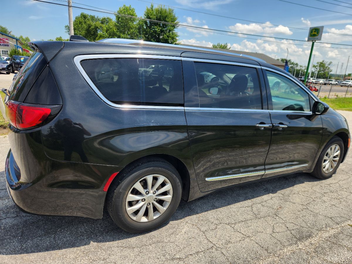 2018 Chrysler Pacifica Touring L photo 9