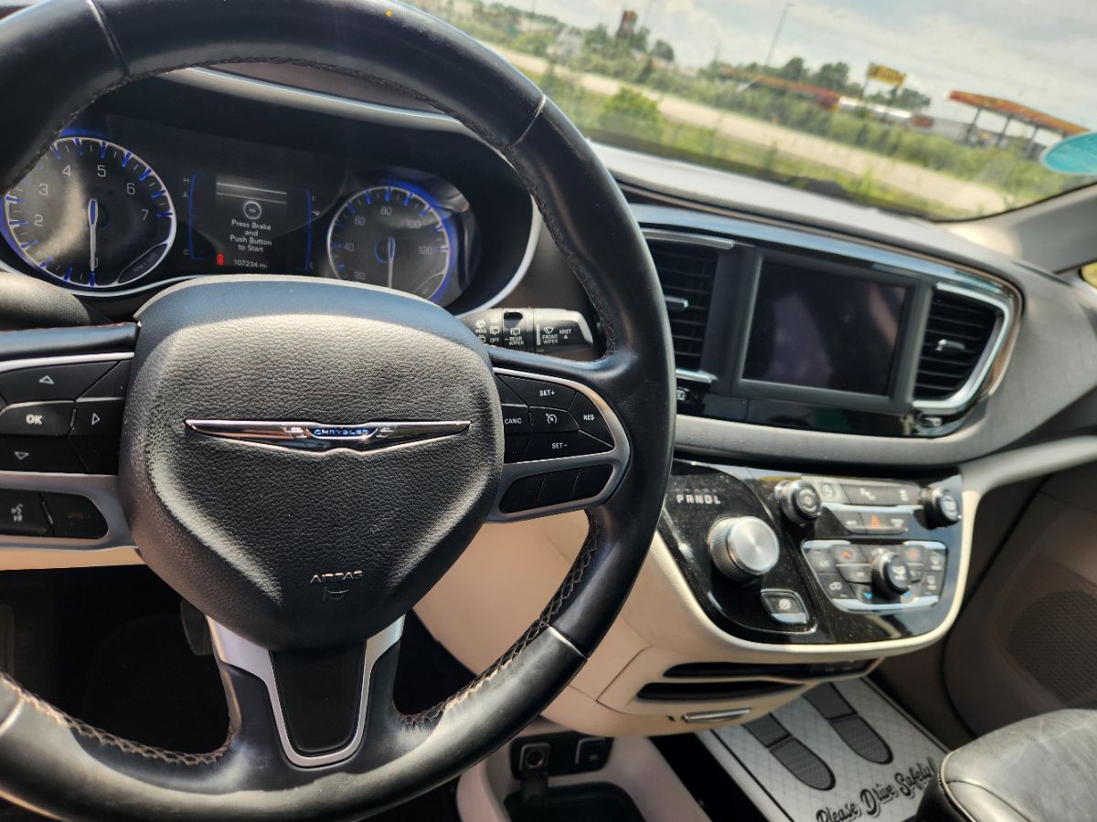 2018 Chrysler Pacifica Touring L photo 11