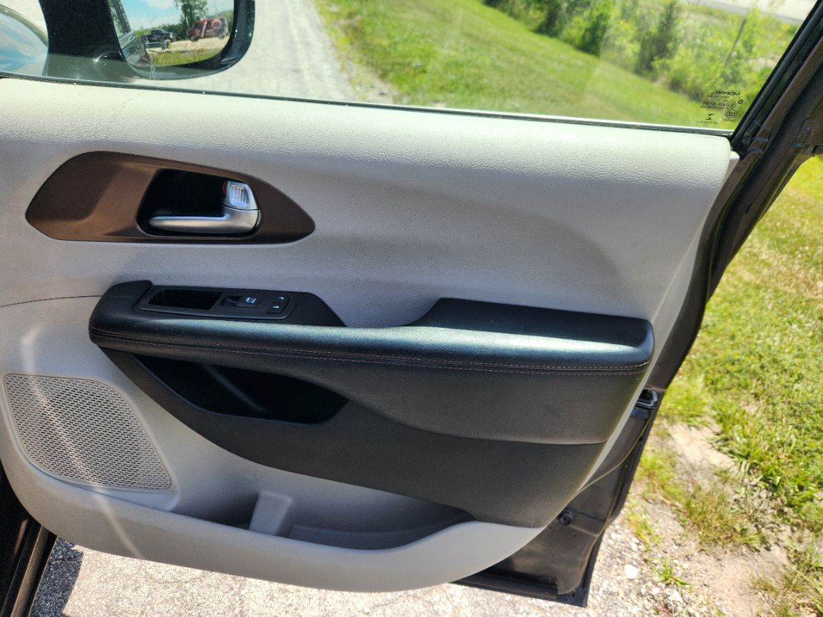 2018 Chrysler Pacifica Touring L photo 25