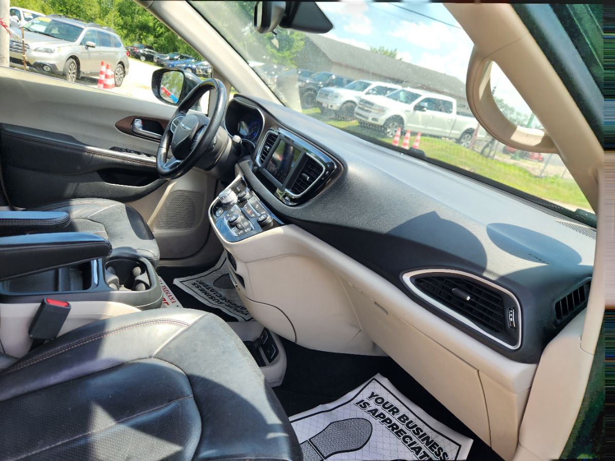 2018 Chrysler Pacifica Touring L photo 26