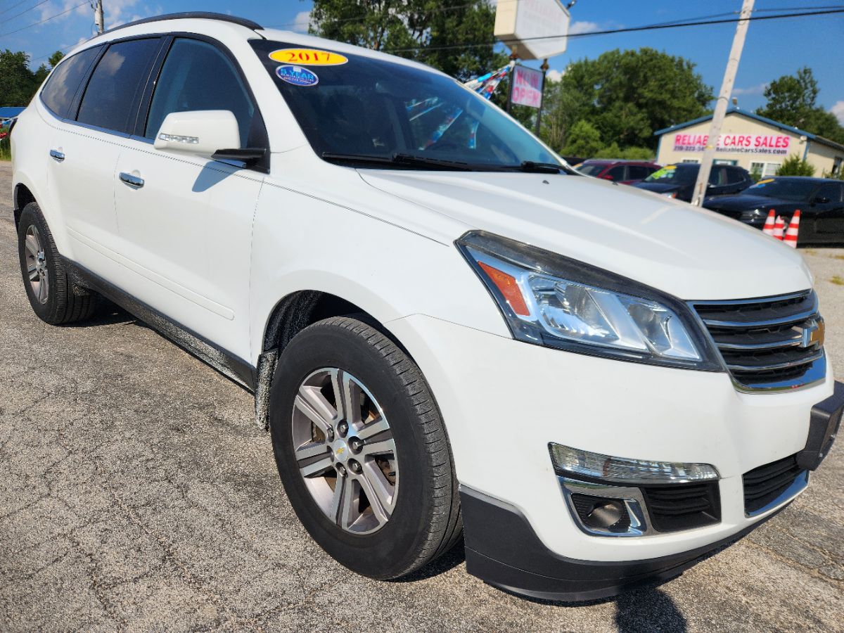 2017 Chevrolet Traverse 2LT photo 2