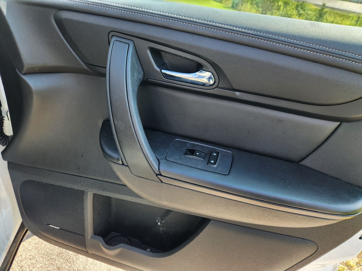 2017 Chevrolet Traverse 2LT photo 23