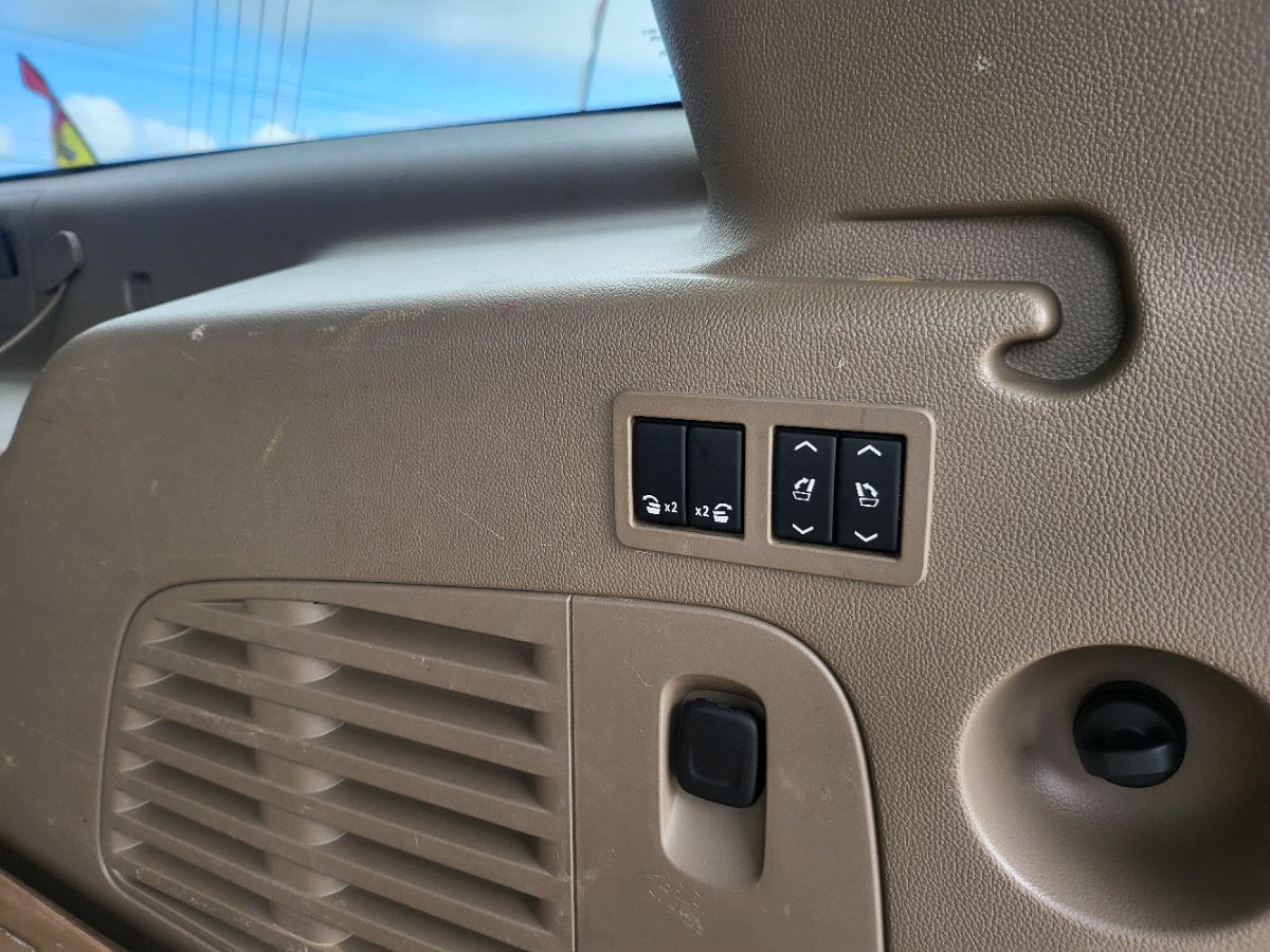2015 Chevrolet Suburban LTZ photo 9
