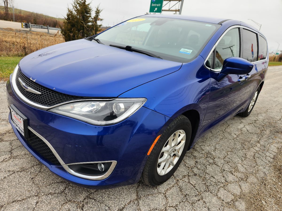 2020 Chrysler Pacifica Touring photo 3