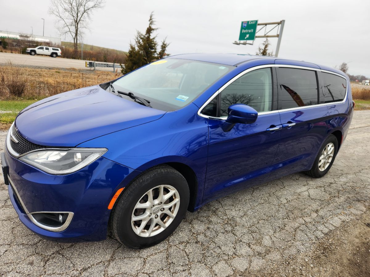 2020 Chrysler Pacifica Touring photo 4
