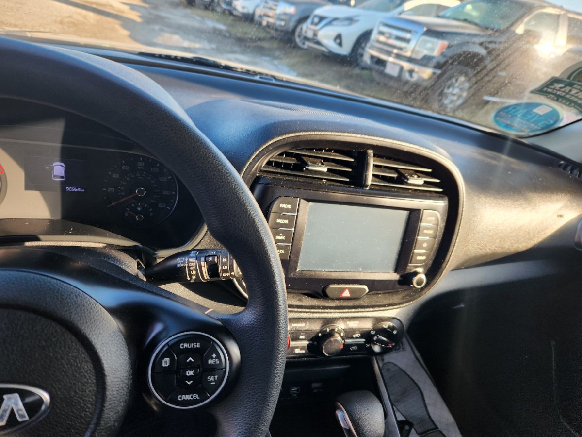 2021 Kia Soul LX - Photo 14