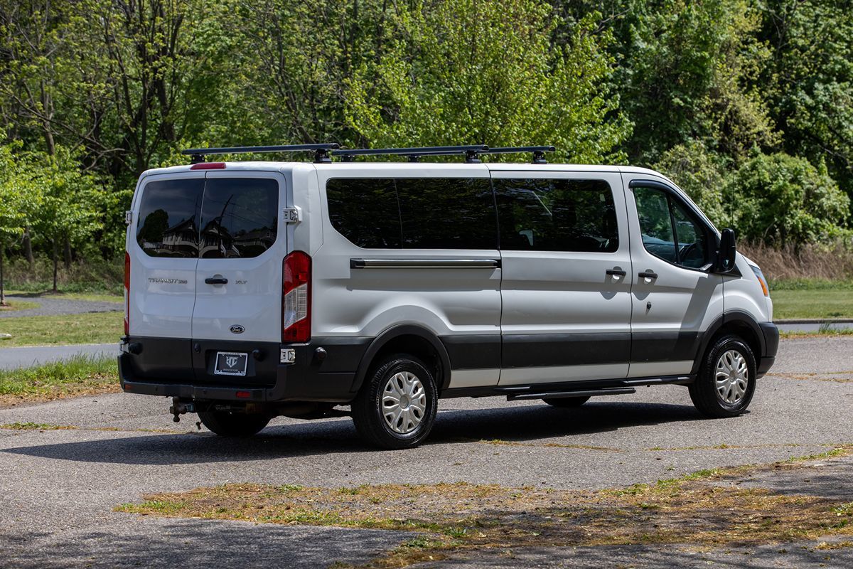 2017 Ford Transit XLT photo 4