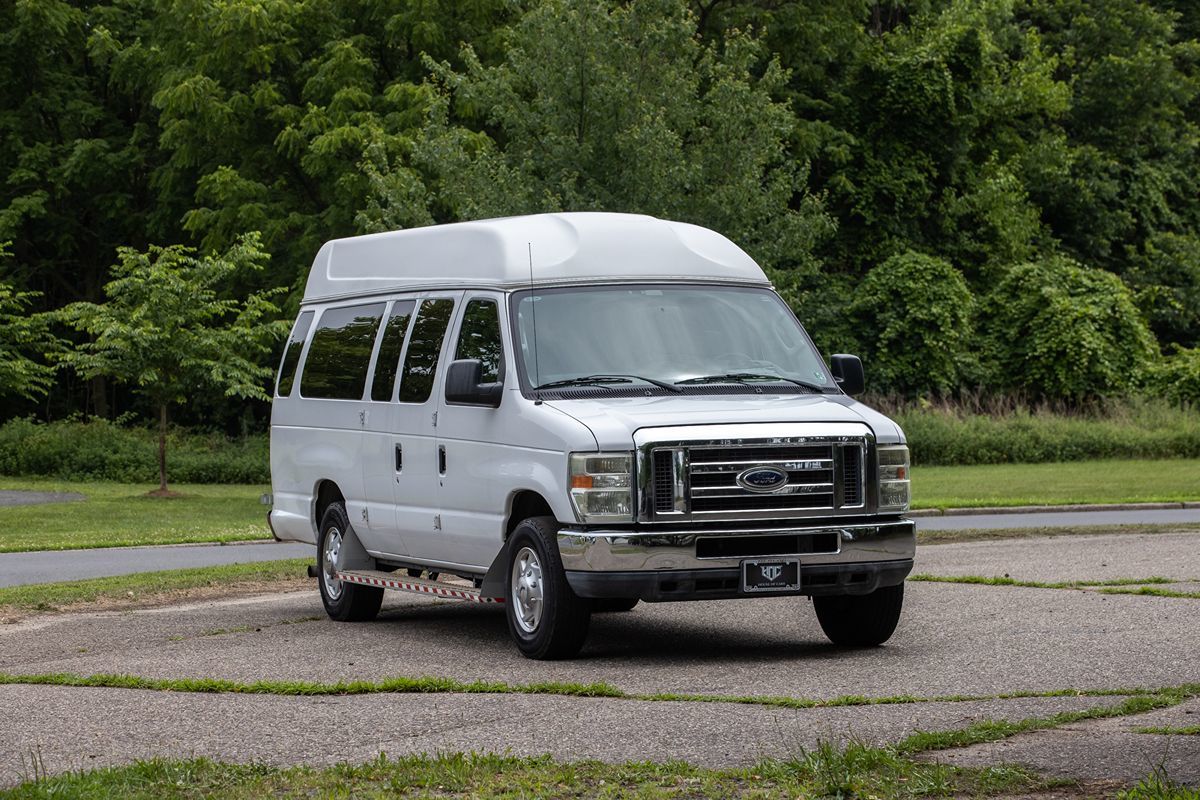 2011 Ford E-350 photo 2